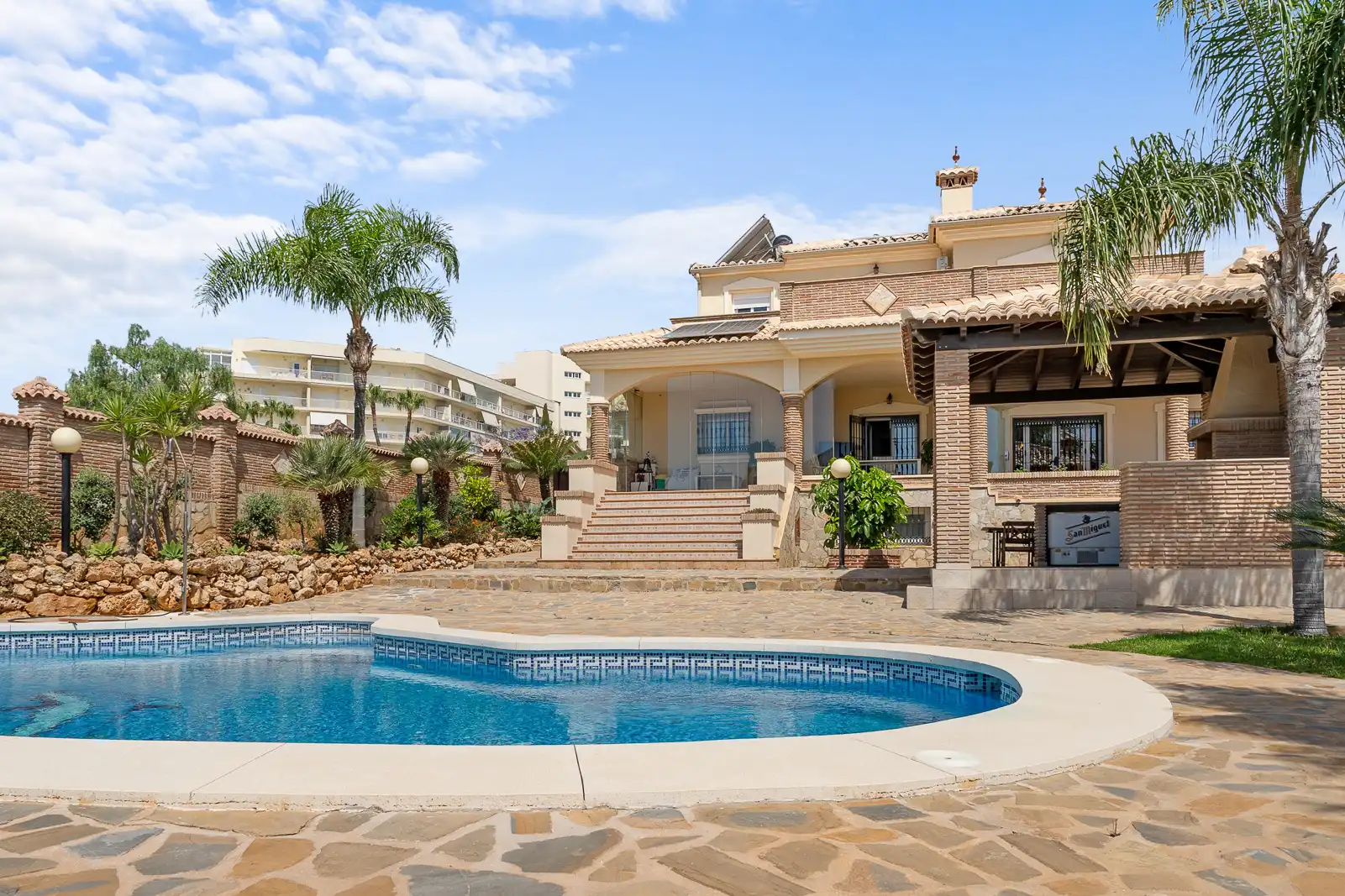 Vista exterior de Casa o xalet en venda en Benalmádena amb Aire condicionat, Jardí privat i Piscina