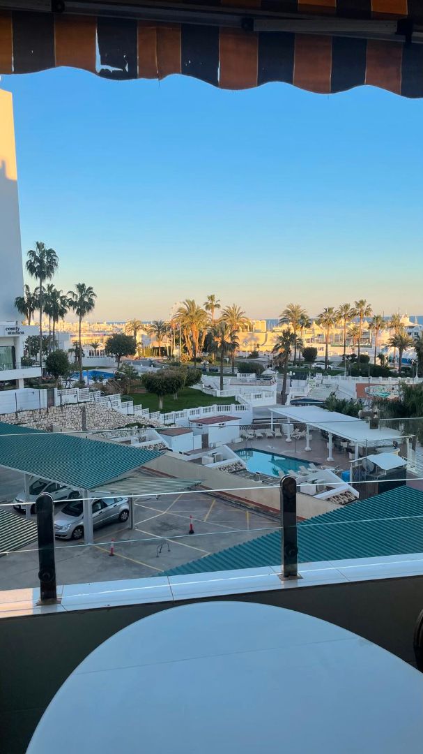 Vista exterior de Apartament de lloguer en Benalmádena amb Calefacció, Terrassa i Moblat