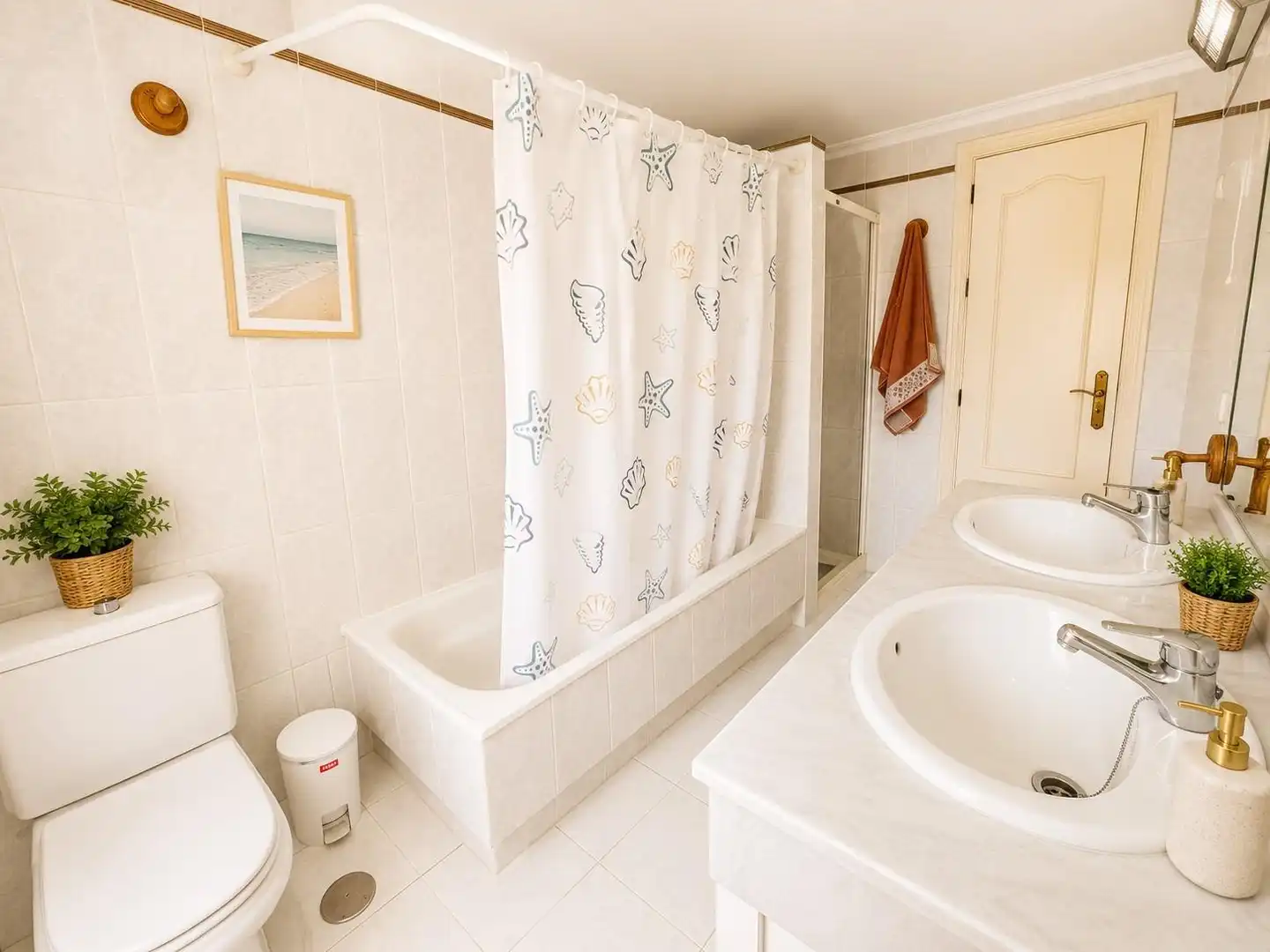 Badezimmer von Einfamilien-Reihenhaus zum Verkauf in Estepona mit Heizung, Privatgarten und Terrasse
