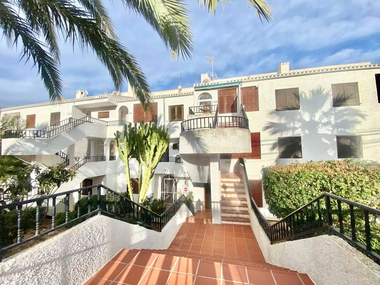Außenansicht von Wohnung zur Miete in Torrevieja mit Klimaanlage, Terrasse und Schwimmbad