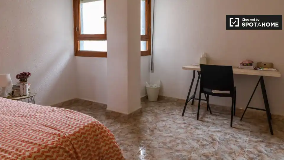 Habitación de Piso de alquiler en Valencia con Aire acondicionado, Calefacción y Amueblado