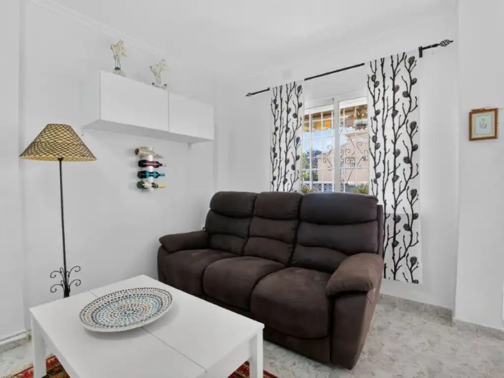 Wohnzimmer von Einfamilien-Reihenhaus zum Verkauf in Torrevieja mit Klimaanlage, Privatgarten und Schwimmbad