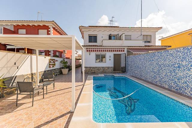 Casa adosada en Venta en La Conarda