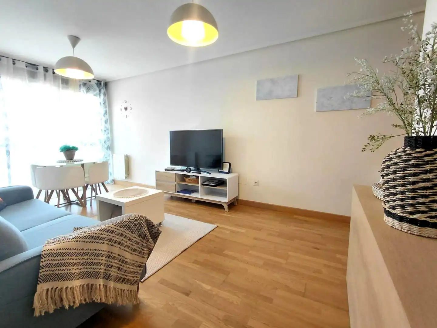 Sala de estar de Planta baja en venta en El Astillero   con Calefacción, Trastero y Amueblado