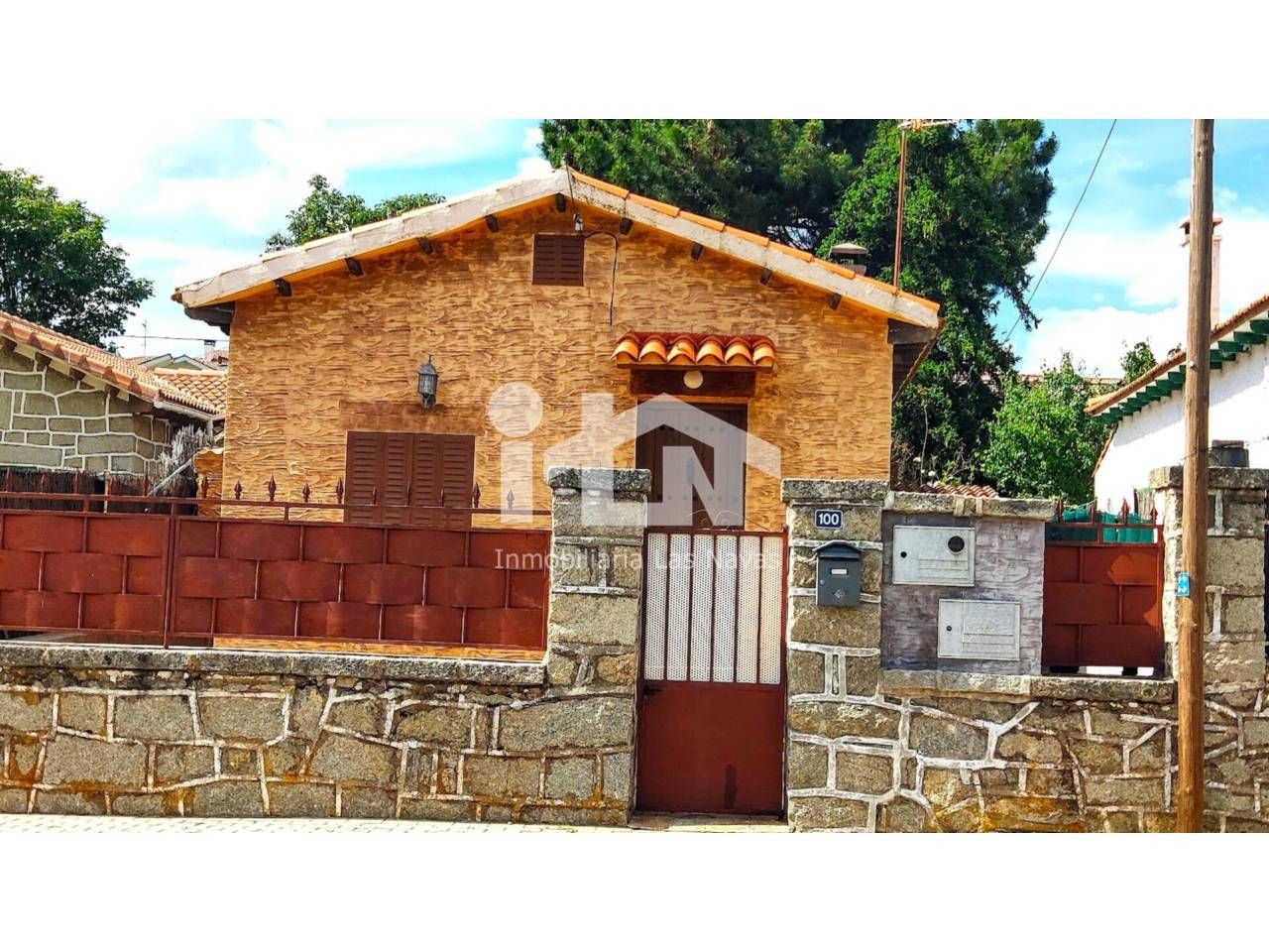 Exterior view of House or chalet for sale in Las Navas del Marqués   with Heating, Private garden and Terrace