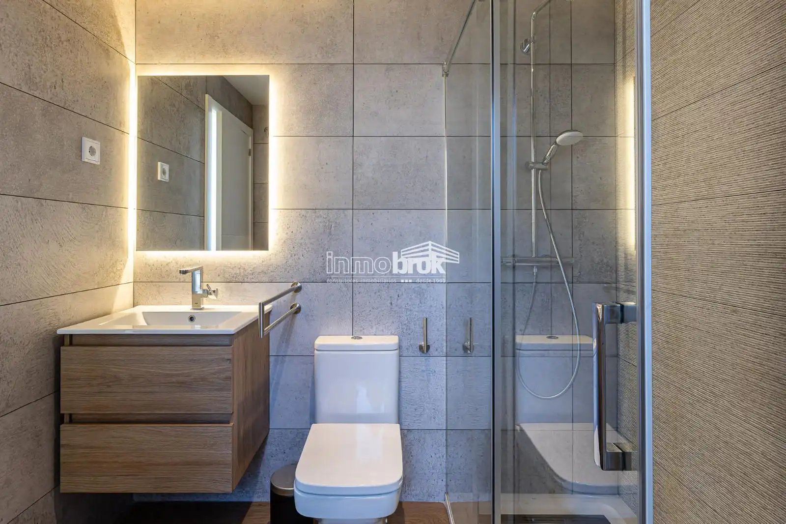 Baño de Piso de alquiler en Madrid con Aire acondicionado, Trastero y Piscina