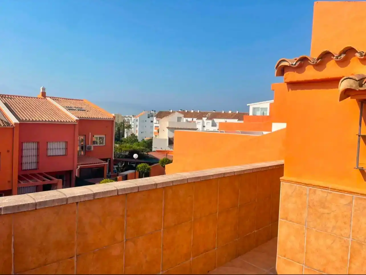 Vista exterior de Casa o chalet en venta en Benalmádena con Aire acondicionado, Piscina y Balcón