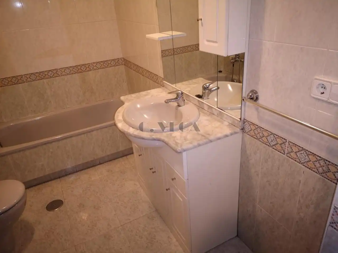 Bathroom of Apartments for rent in Vigo   with Heating and Parquet flooring