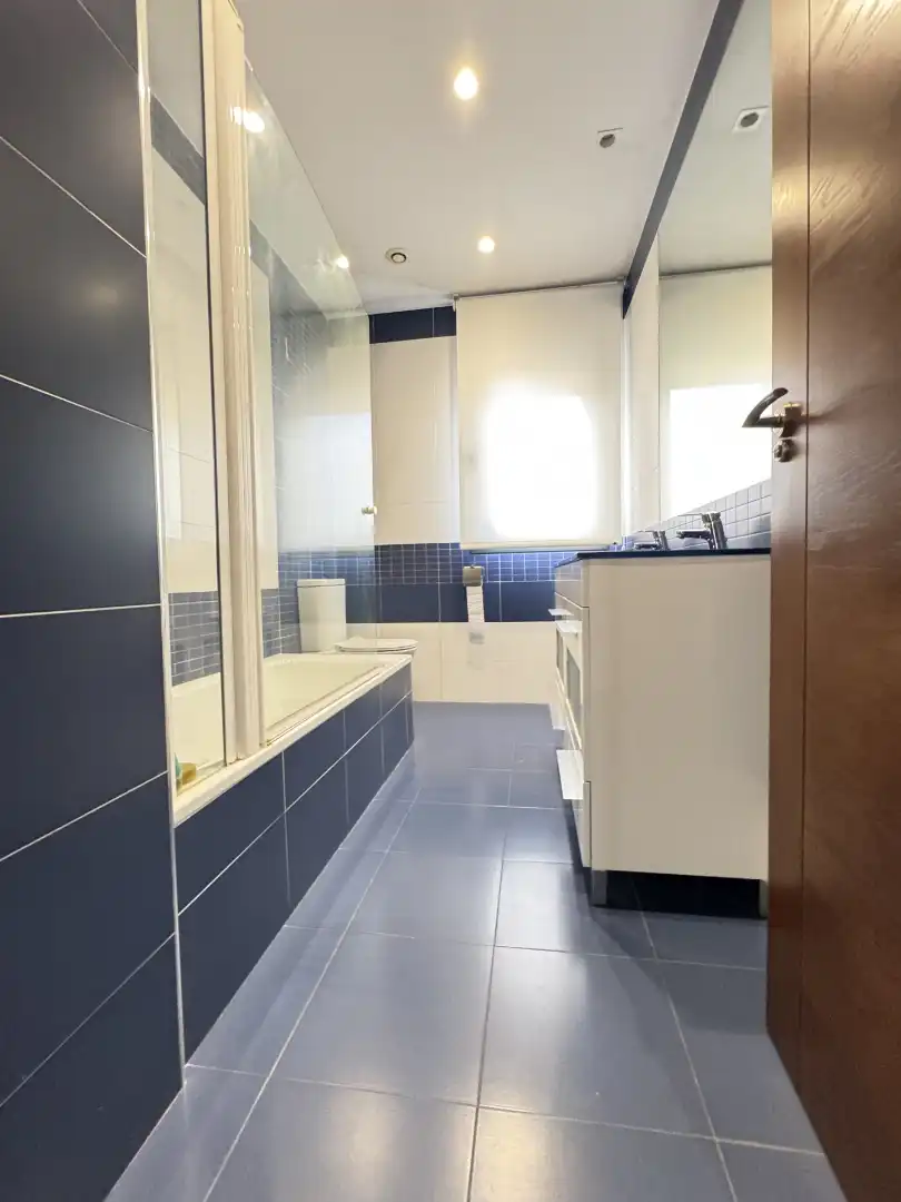 Bany de Casa o xalet en venda en Avilés amb Calefacció, Jardí privat i Parquet