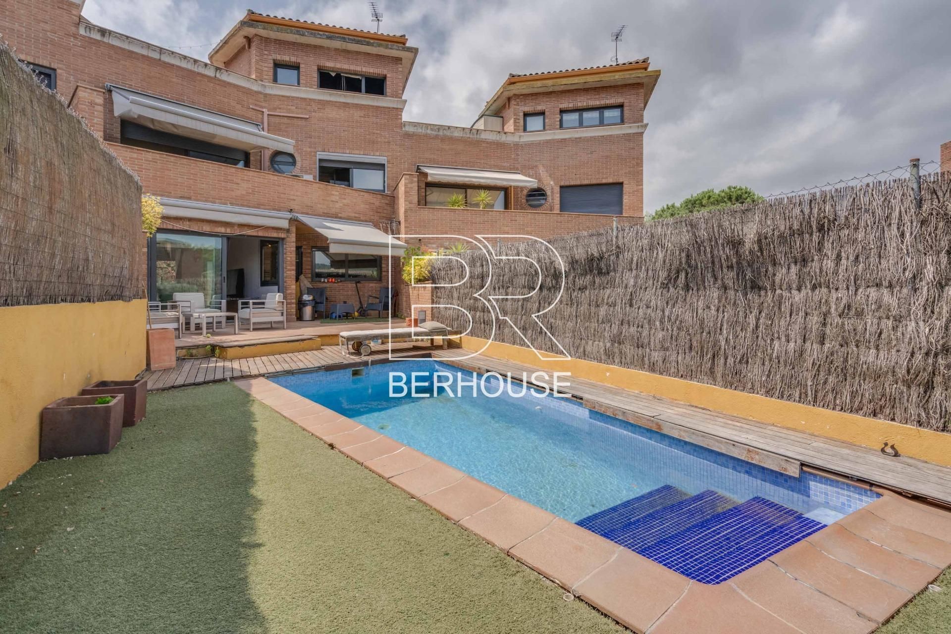 Vista exterior de Casa adosada en venda en Sant Cugat del Vallès amb Aire condicionat, Calefacció i Jardí privat