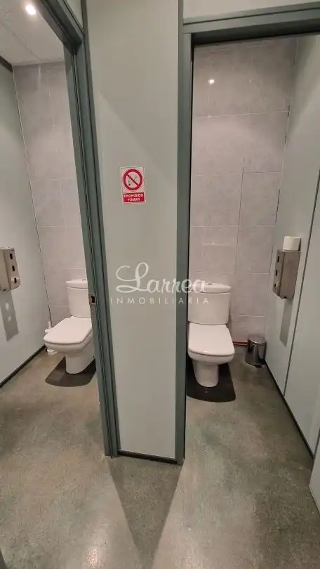 Badezimmer von Fabrikhallen zum Verkauf in Amorebieta-Etxano