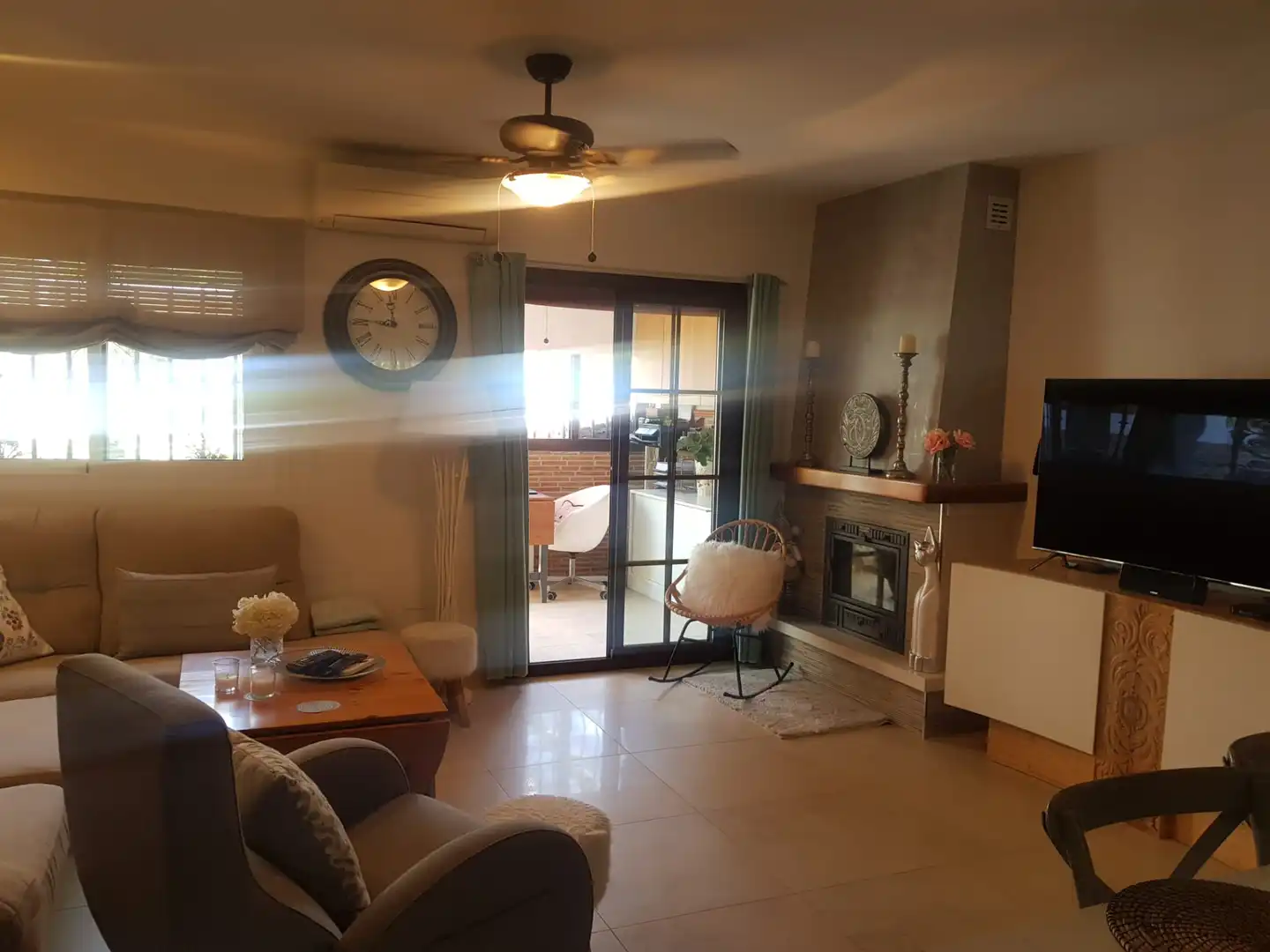 Wohnzimmer von Einfamilien-Reihenhaus zum Verkauf in Nerja mit Klimaanlage, Heizung und Terrasse