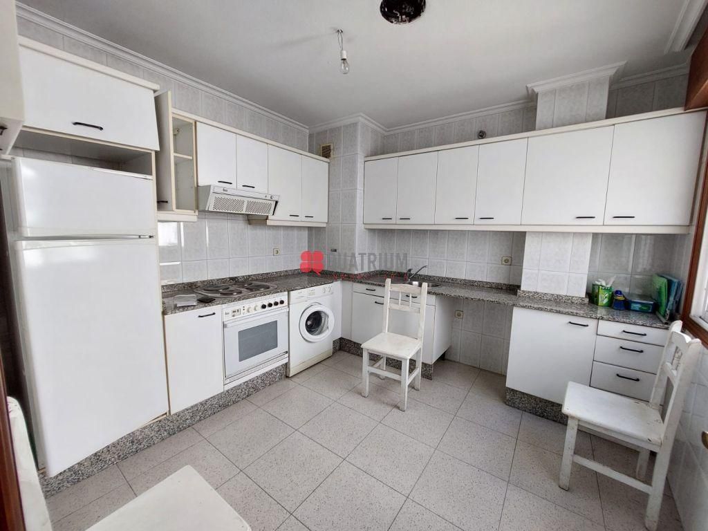 Cocina de Piso en venta en Santiago de Compostela  con Calefacción y Trastero