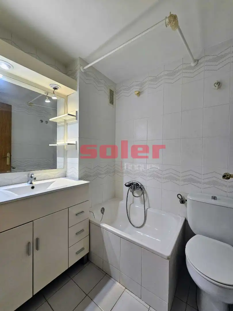 Bathroom of Flat for sale in Sant Cugat del Vallès  with Air Conditioner, Heating and Terrace