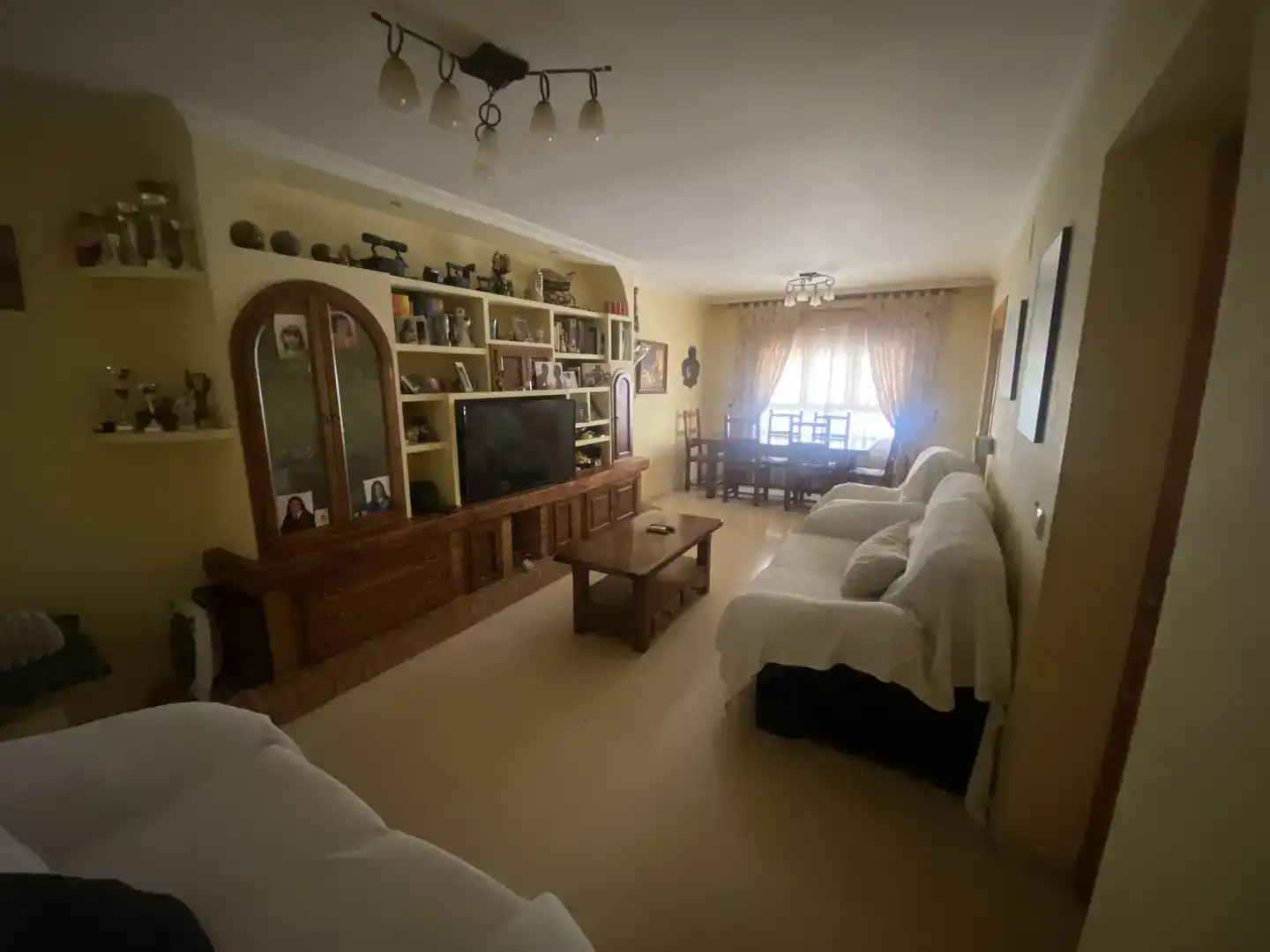 Sala d'estar de Casa adosada en venda en San Clemente amb Aire condicionat i Balcó