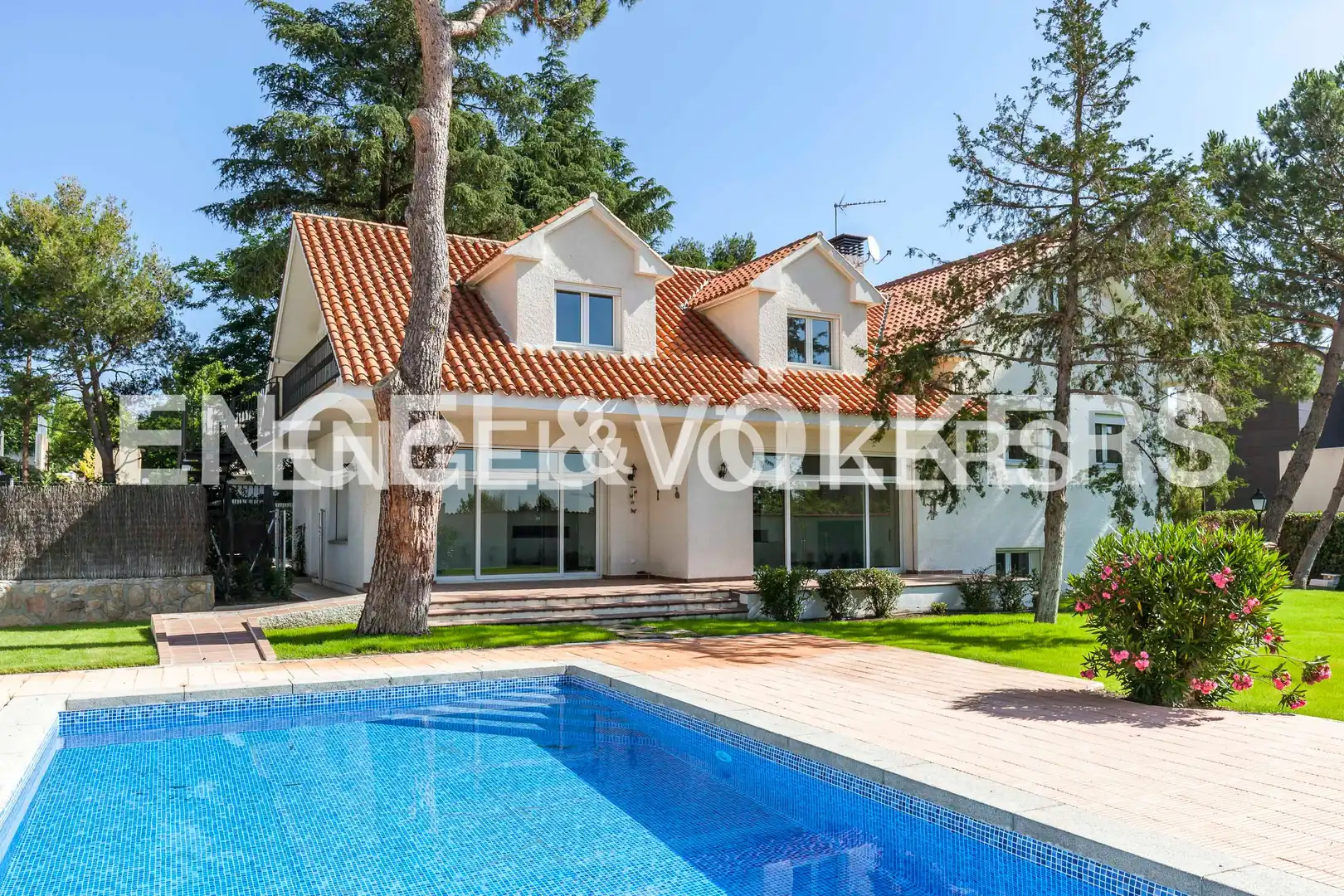 Vista exterior de Casa o chalet en venta en  Madrid Capital con Aire acondicionado, Calefacción y Jardín privado