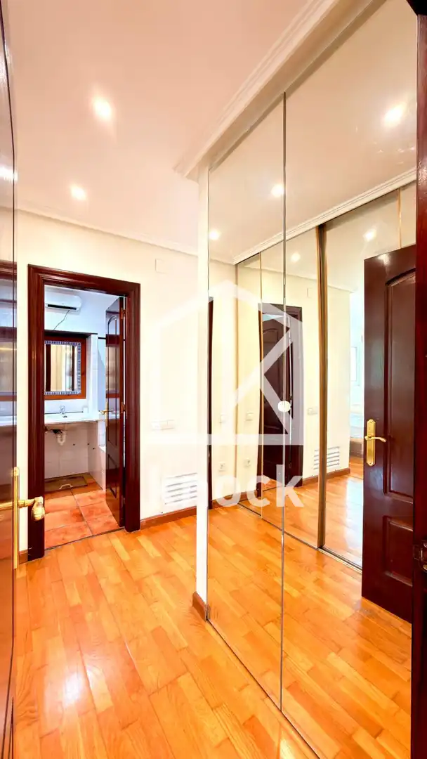 Dormitori de Casa o xalet en venda en Oviedo  amb Calefacció, Parquet i Terrassa