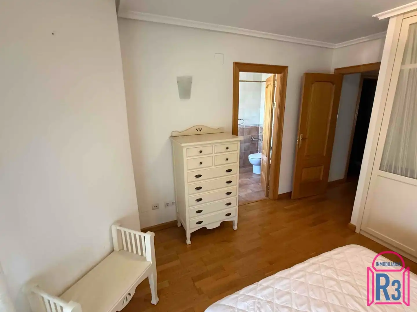 Dormitori de Casa adosada de lloguer en Villaquilambre amb Calefacció, Jardí privat i Moblat