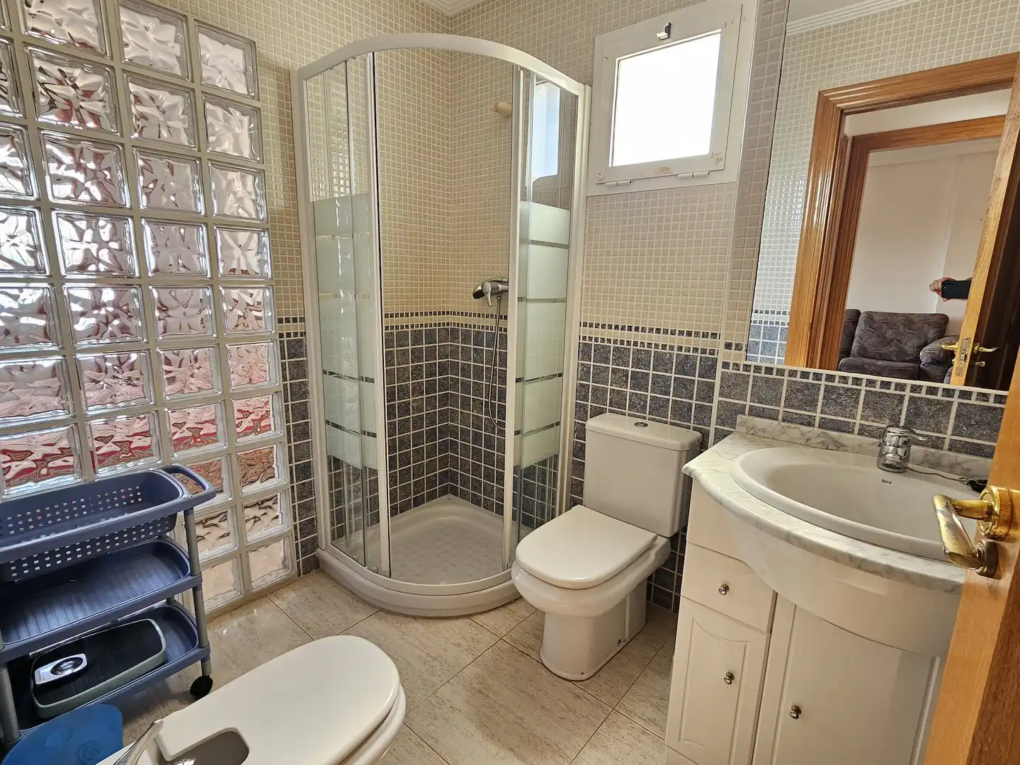 Baño de Piso de alquiler en Santa Pola con Terraza y TV