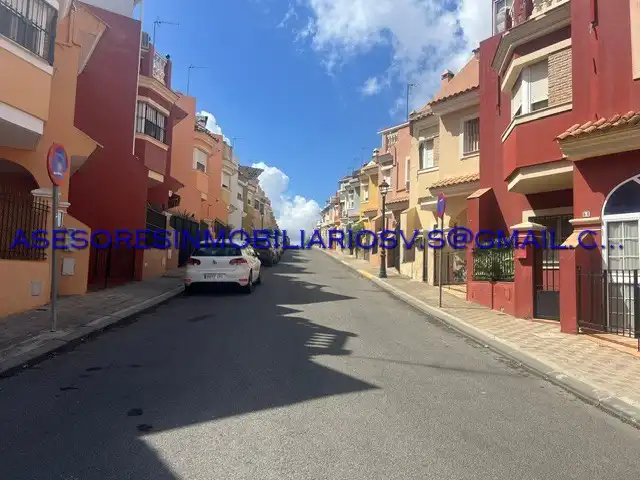 Vista exterior de Casa adosada en venda en Castilleja de Guzmán amb Piscina i Balcó
