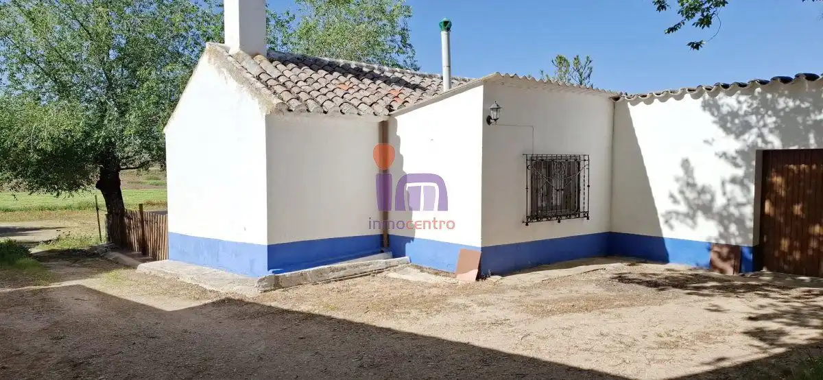 Vista exterior de Finca rústica en venda en Valdepeñas amb Calefacció