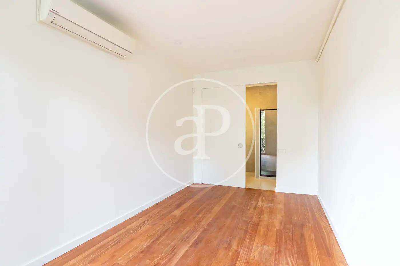 Schlafzimmer von Wohnung zum Verkauf in Barcelona mit Klimaanlage, Heizung und Balkon