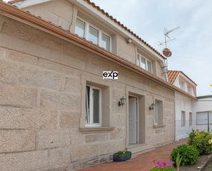 Vista exterior de Casa o xalet en venda en Ribeira amb Calefacció i Jardí privat