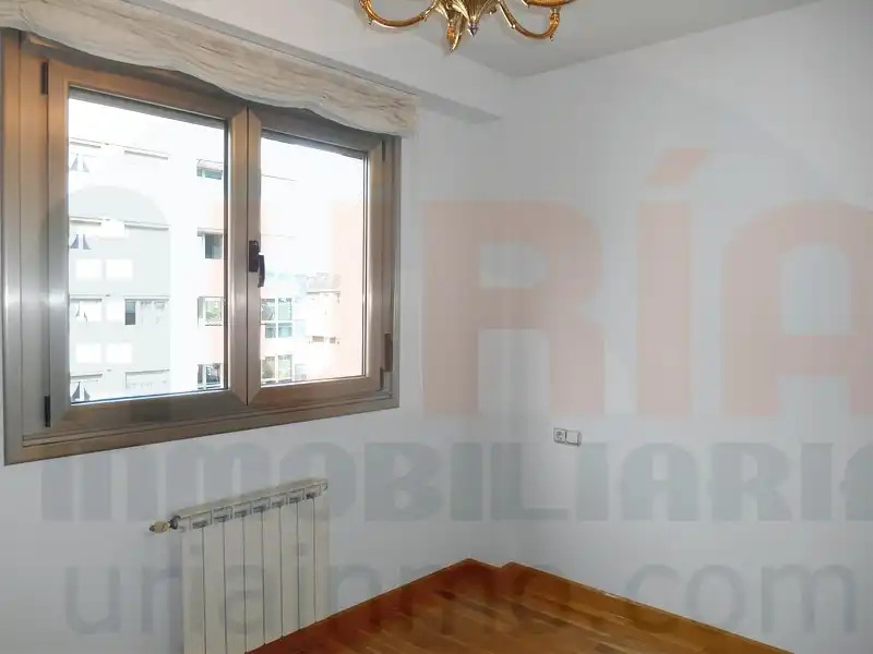 Schlafzimmer von Wohnung zur Miete in Oviedo  mit Heizung, Abstellraum und Ofen