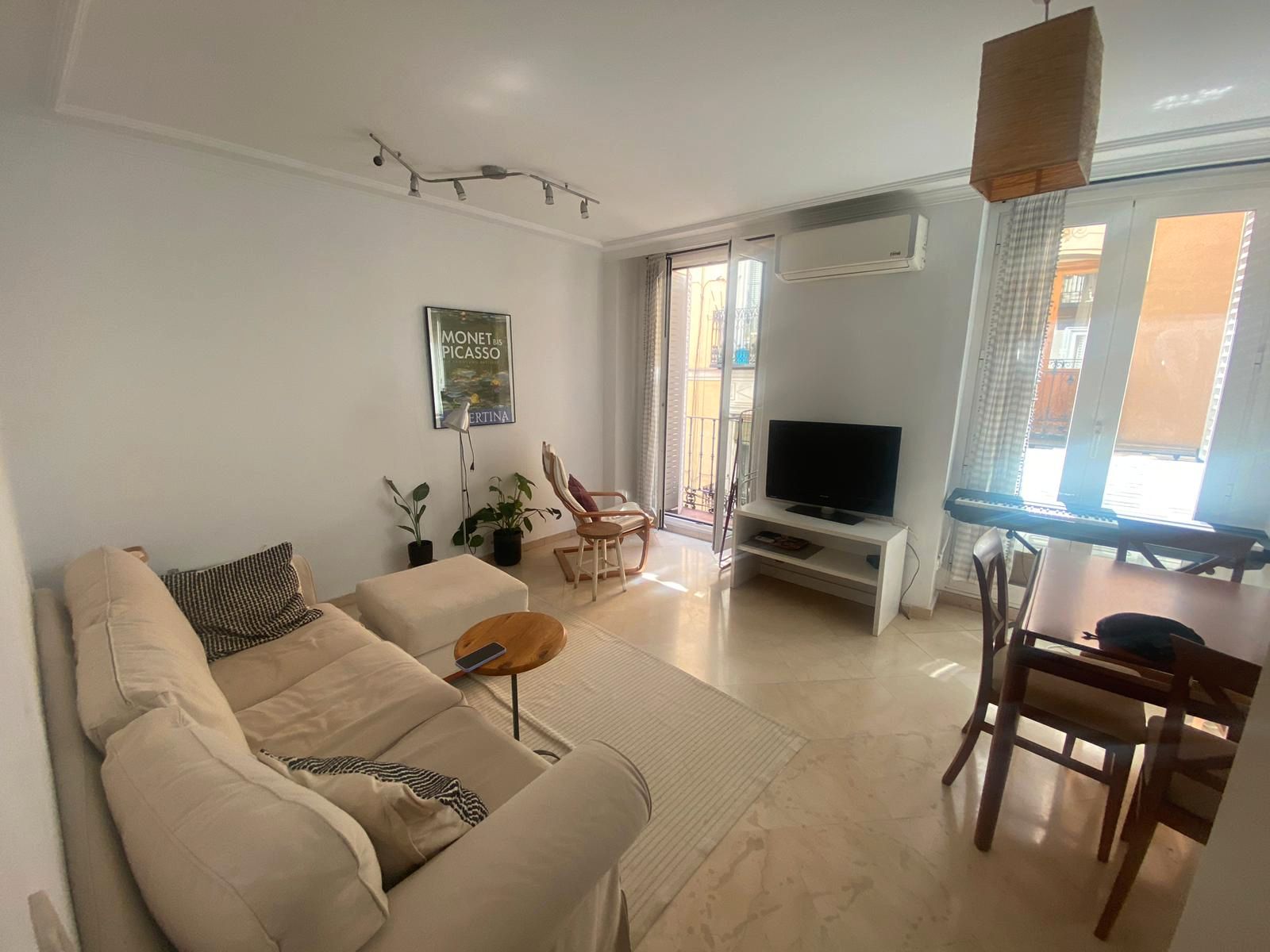 Living room of Flat to rent in  Madrid Capital  with Air Conditioner, Heating and Parquet flooring
