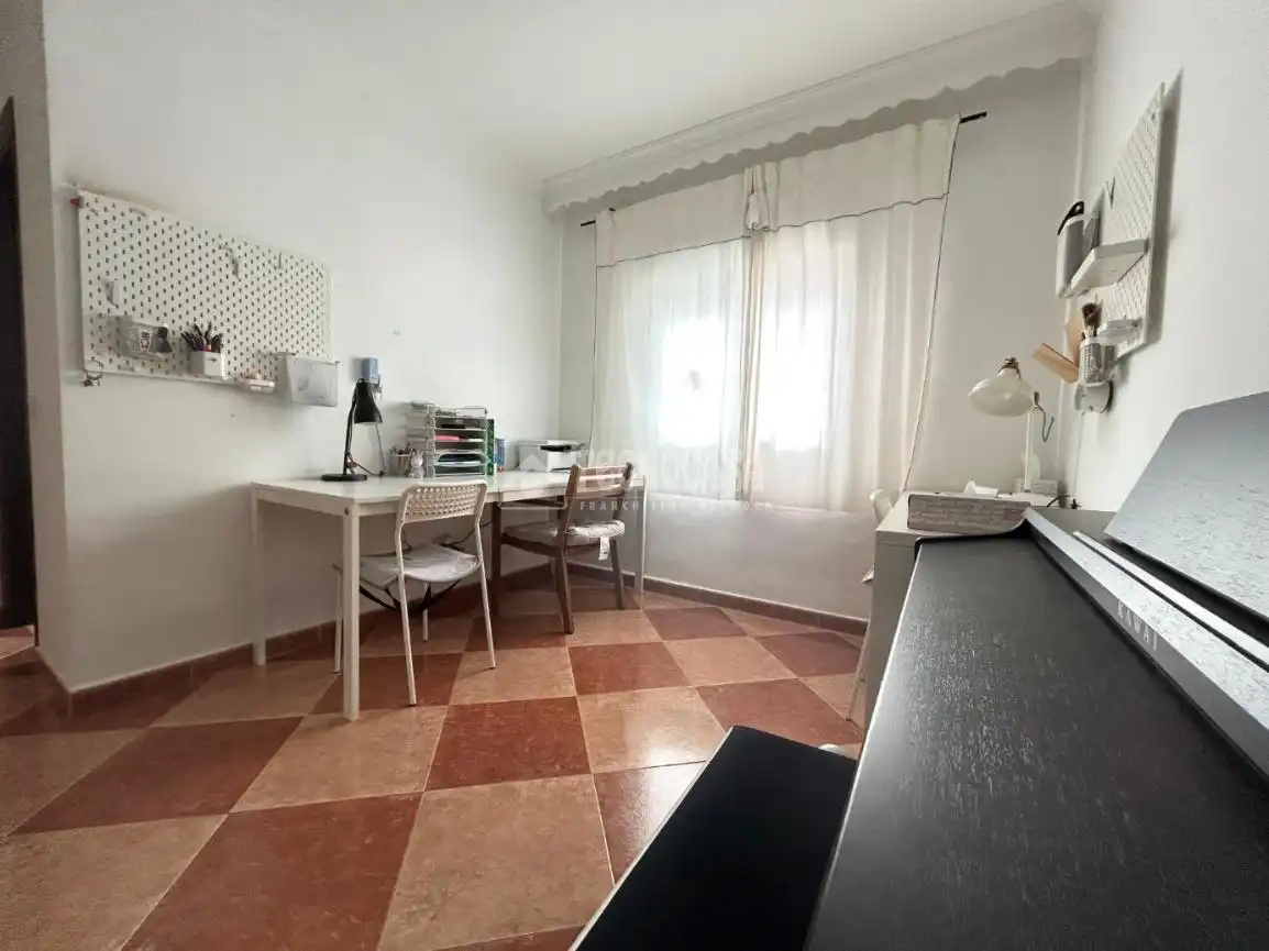 Schlafzimmer von Einfamilien-Reihenhaus zum Verkauf in Fuengirola mit Klimaanlage, Terrasse und Abstellraum