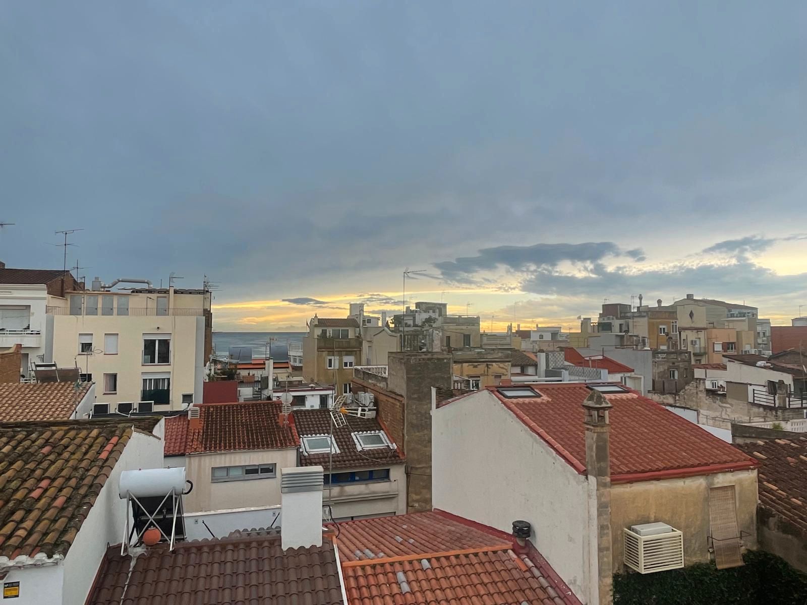 Vista exterior de Edifici en venda en Badalona amb Alarma