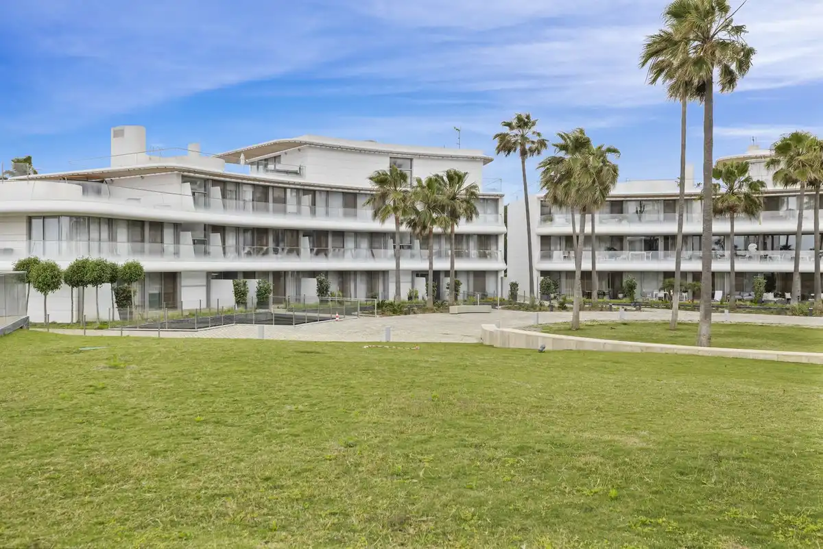 Vista exterior de Apartamento en venta en Estepona con Aire acondicionado, Terraza y Piscina comunitaria
