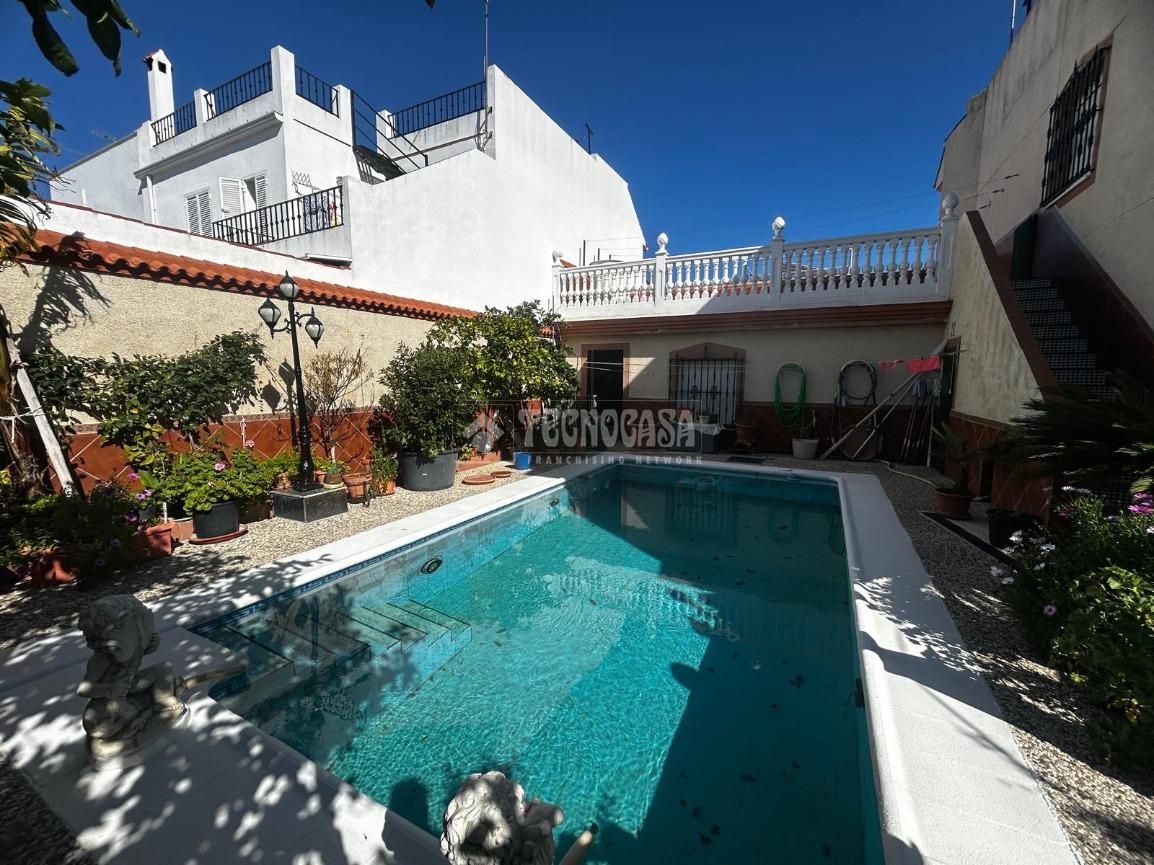 Piscina de Casa adosada en venda en La Rinconada amb Aire condicionat