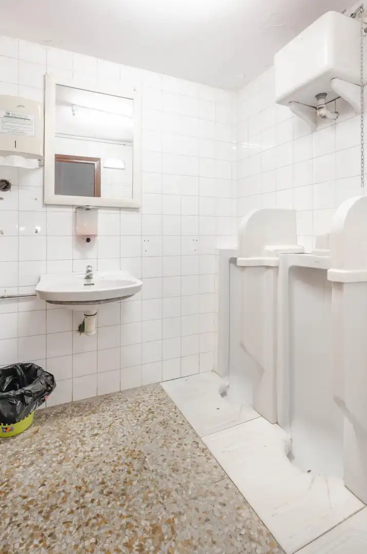 Baño de Local en venta en Villaviciosa
