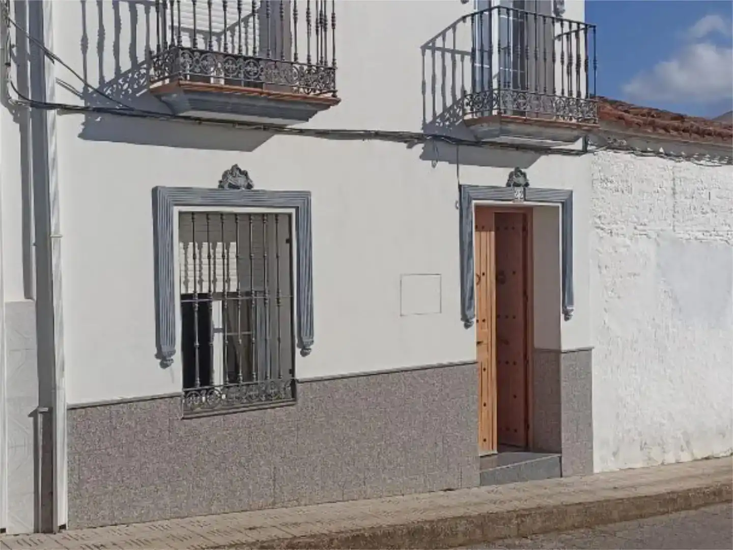 Vista exterior de Casa adosada en venda en Valverde de Llerena amb Moblat i Balcó