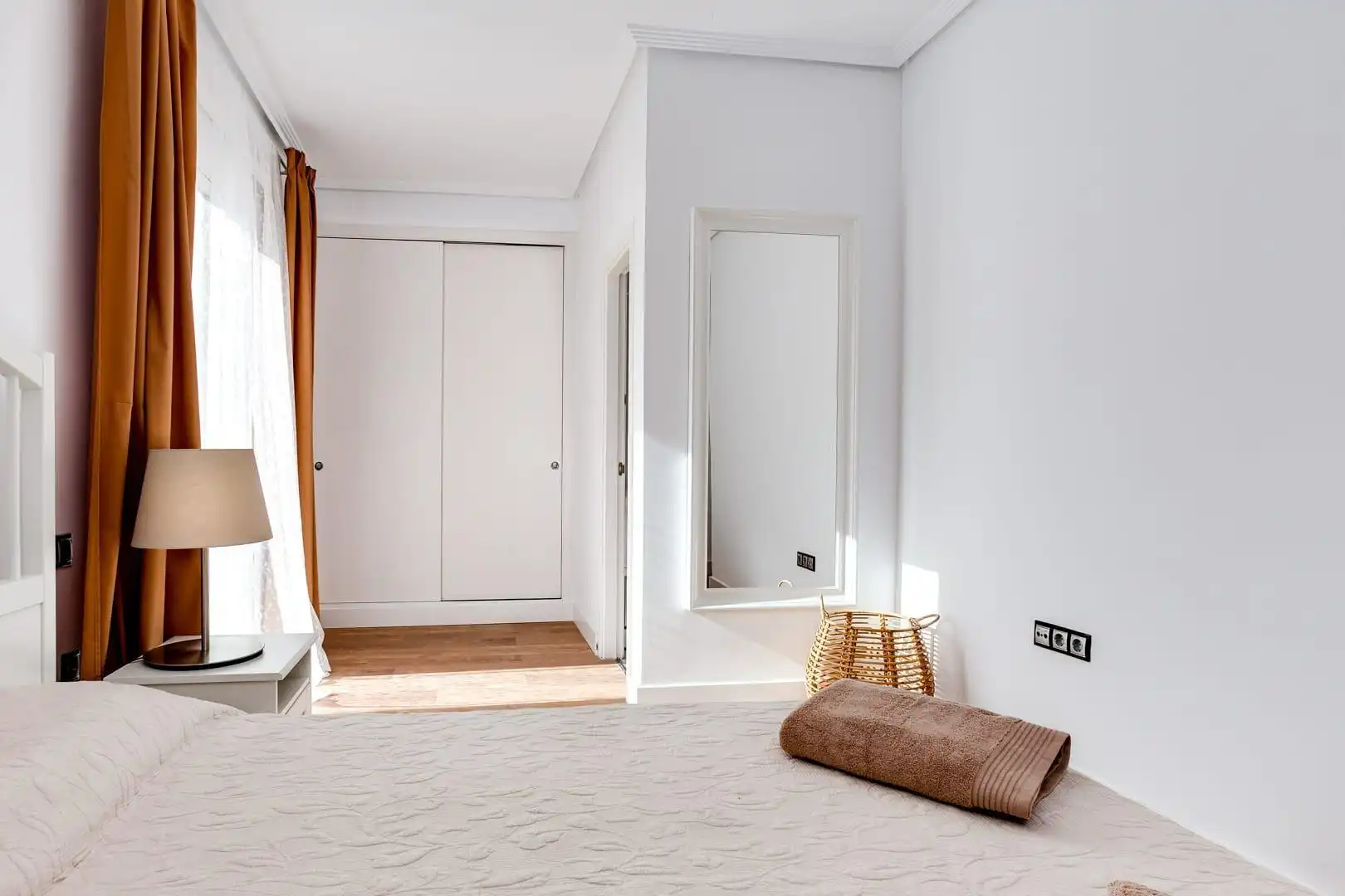 Schlafzimmer von Wohnungen zur Miete in Torrevieja mit Klimaanlage, Heizung und Privatgarten
