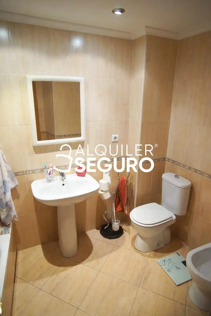 Baño de Piso de alquiler en Valladolid con Calefacción y Amueblado