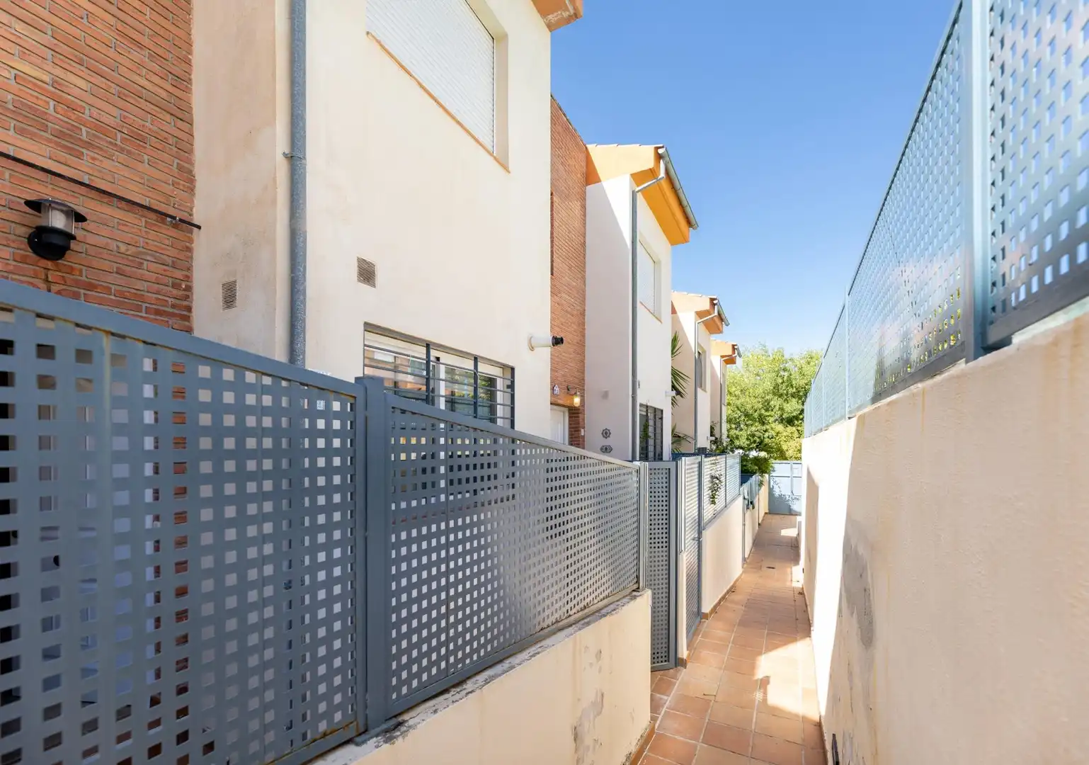 Vista exterior de Casa adosada en venda en Granada amb Aire condicionat, Calefacció i Piscina comunitària