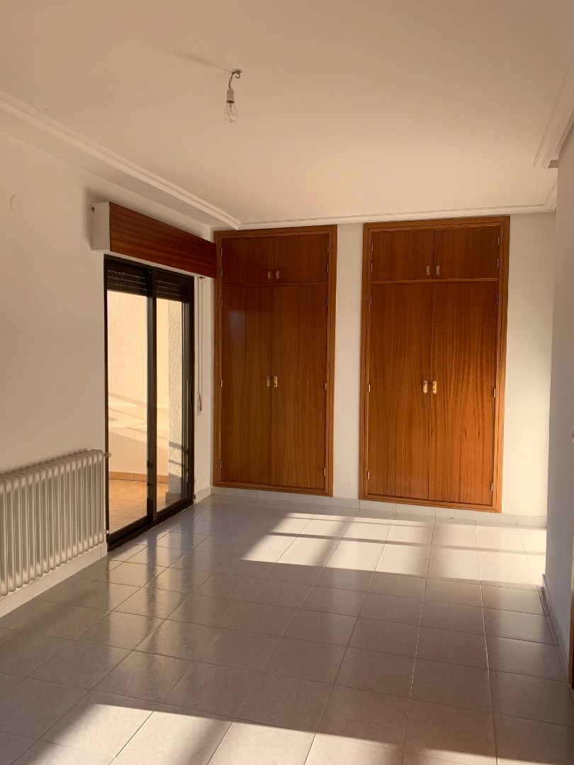 Dormitori de Oficina de lloguer en Plasencia amb Aire condicionat, Calefacció i Terrassa