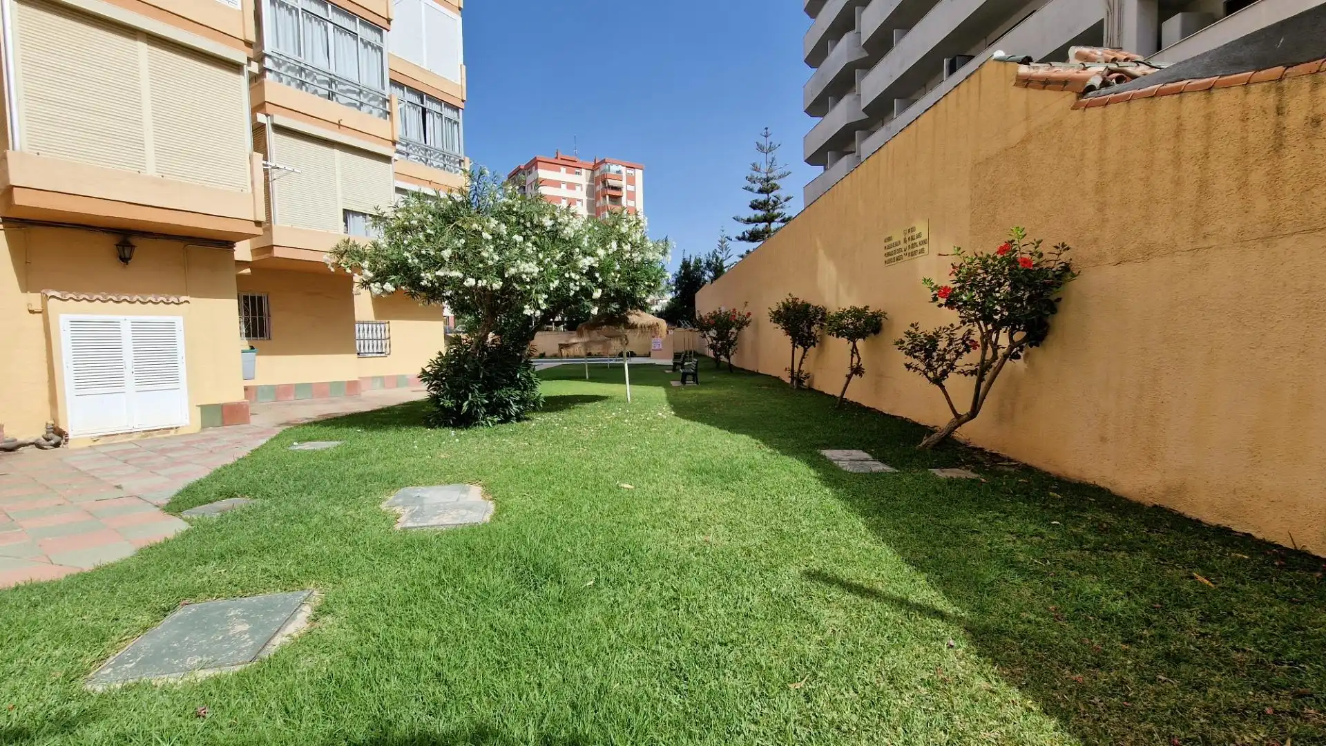 Jardí de Estudi en venda en Fuengirola amb Aire condicionat, Calefacció i Jardí privat