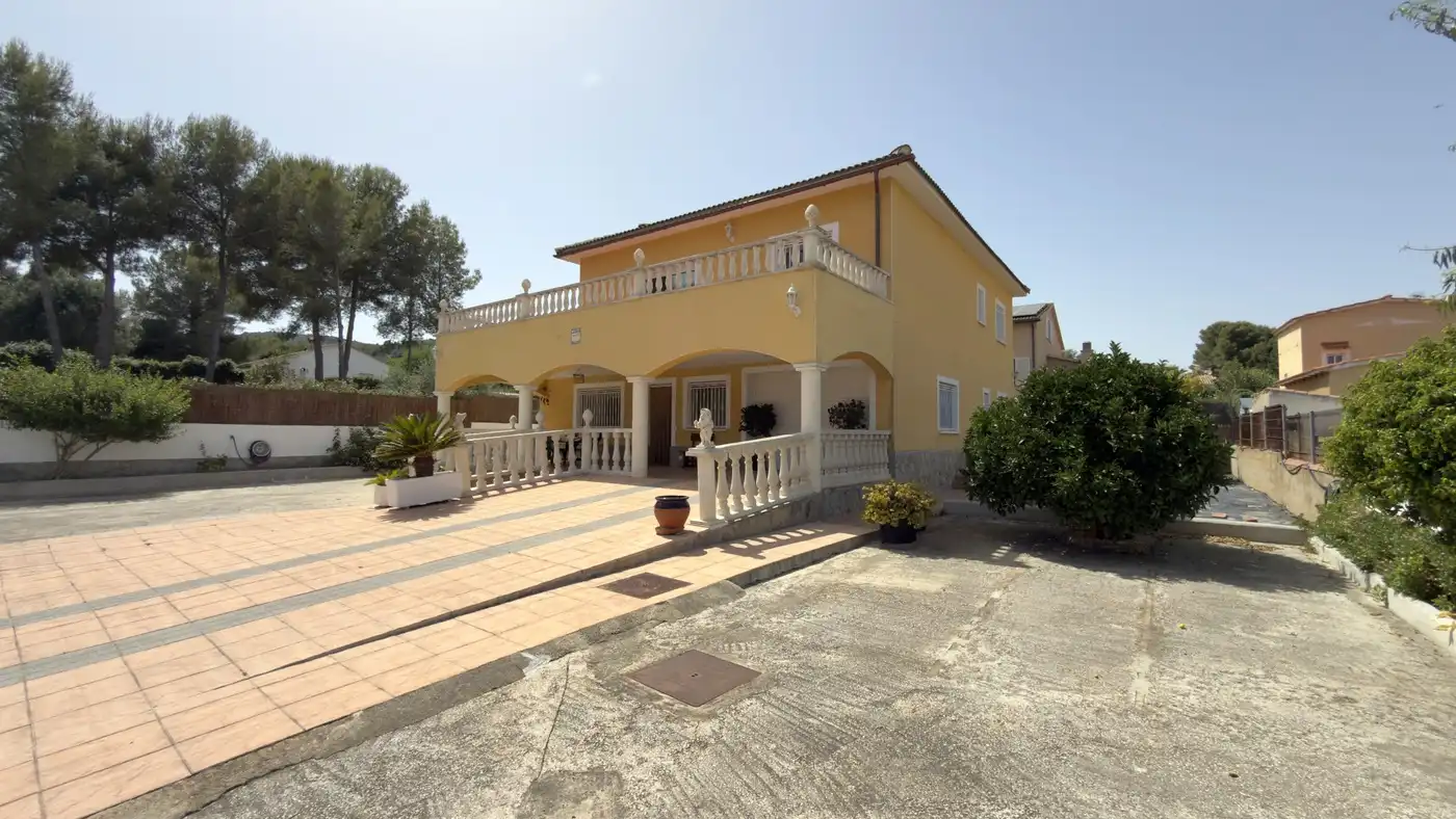 Vista exterior de Casa o xalet en venda en El Vendrell amb Jardí privat, Terrassa i Alarma