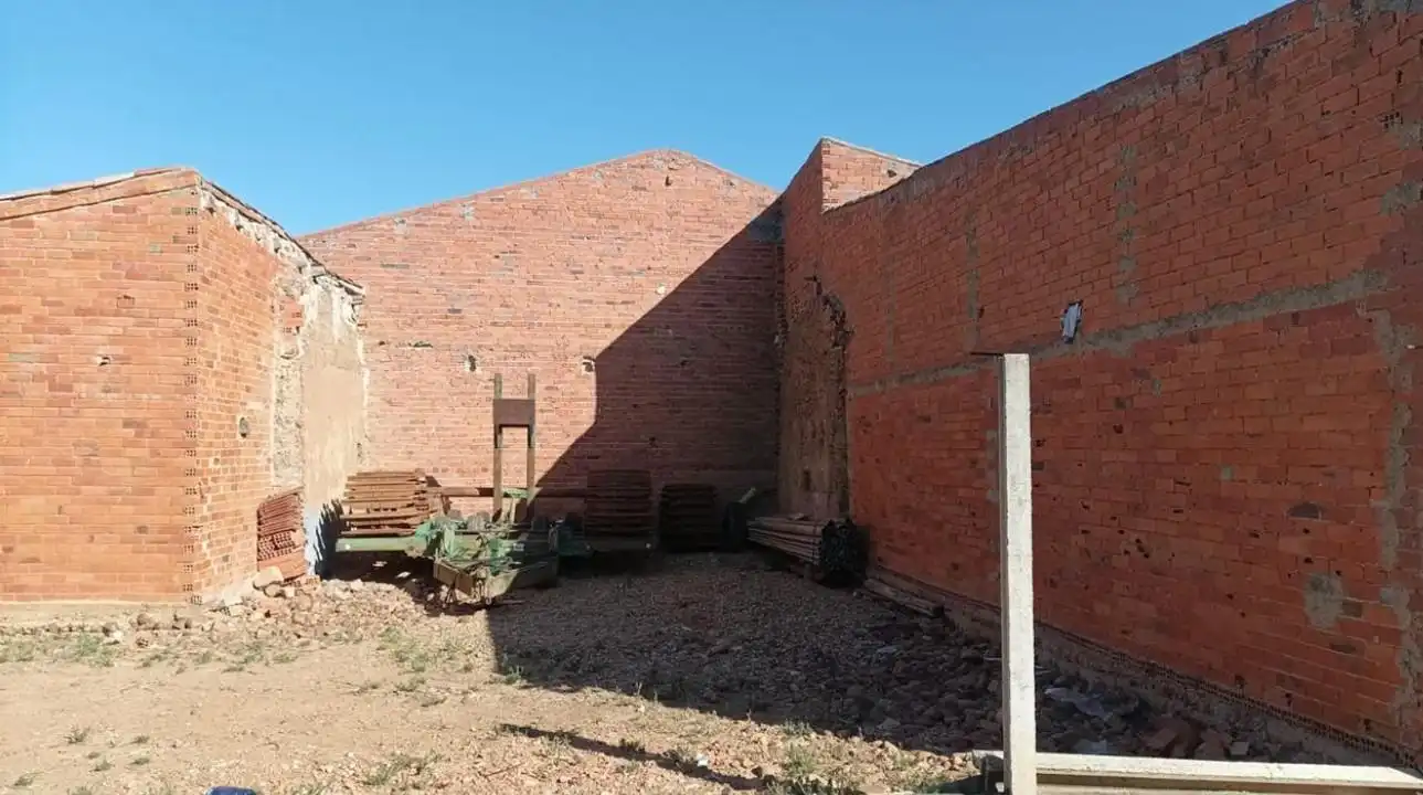Außenansicht von Fabrikhallen zum Verkauf in Roperuelos del Páramo