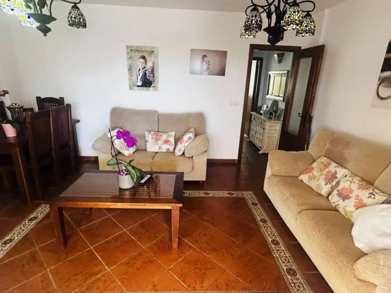Sala de estar de Casa adosada en venta en Almuñécar con Aire acondicionado, Terraza y Piscina comunitaria