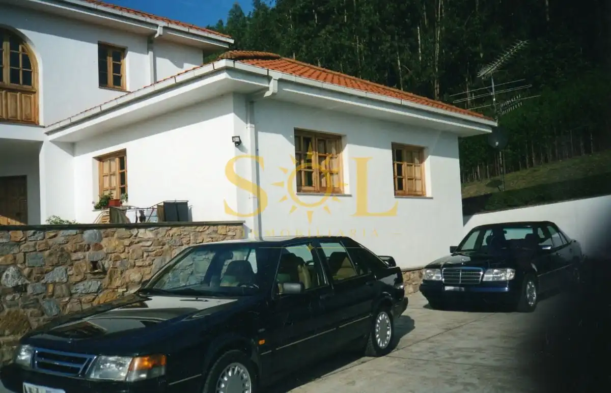 Vista exterior de Casa o xalet en venda en Pravia amb Calefacció i Jardí privat