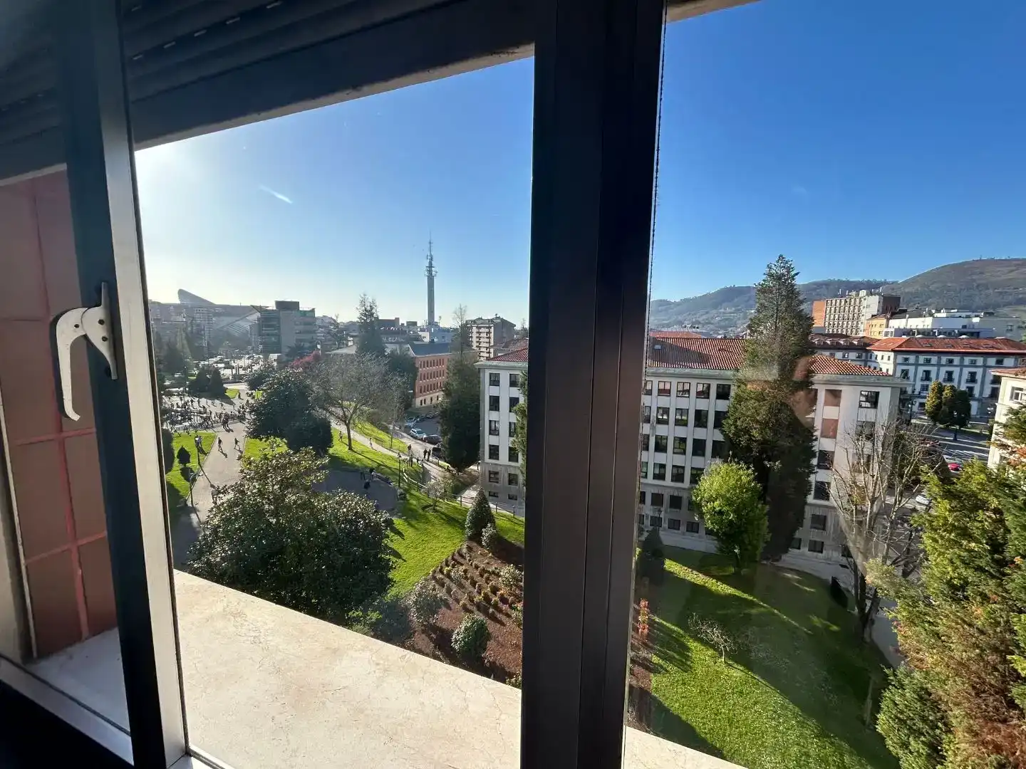 Vista exterior de Pis en venda en Oviedo  amb Balcó
