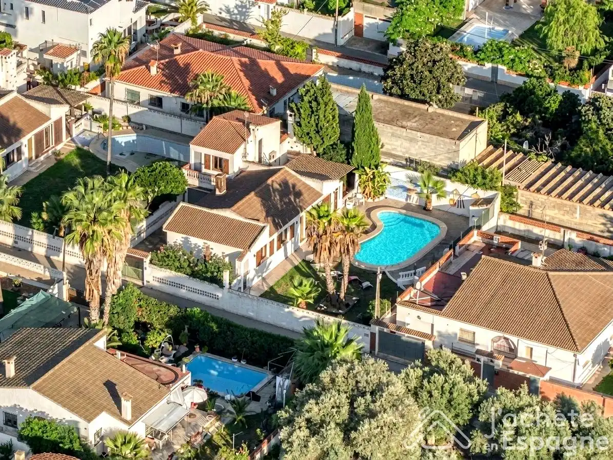 Vista exterior de Casa o xalet en venda en Vinaròs amb Aire condicionat, Calefacció i Jardí privat