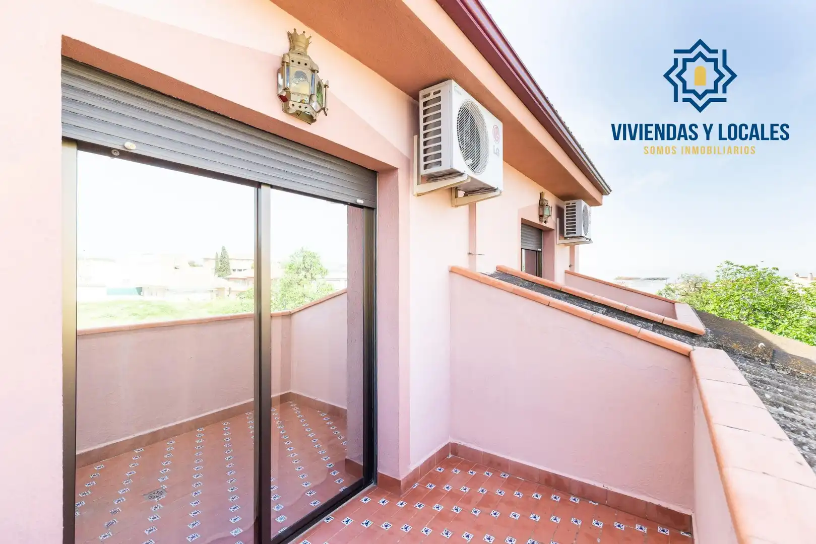 Vista exterior de Casa adosada en venda en Peligros amb Aire condicionat, Calefacció i Jardí privat