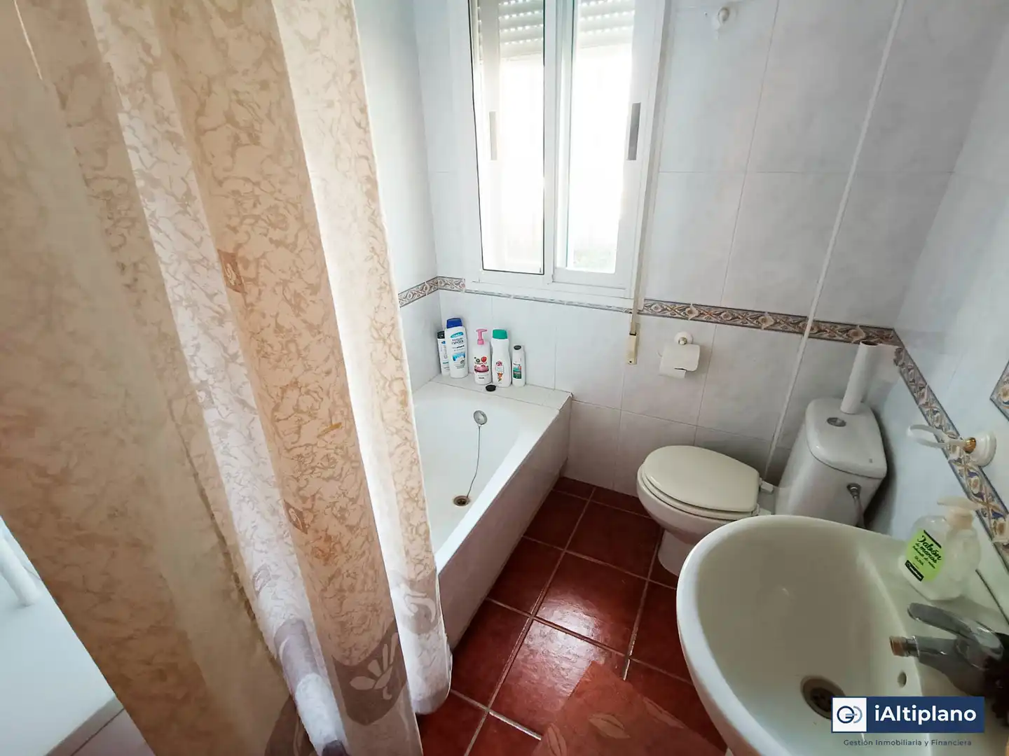 Bany de Casa o xalet en venda en Baza amb Jardí privat, Piscina i Moblat