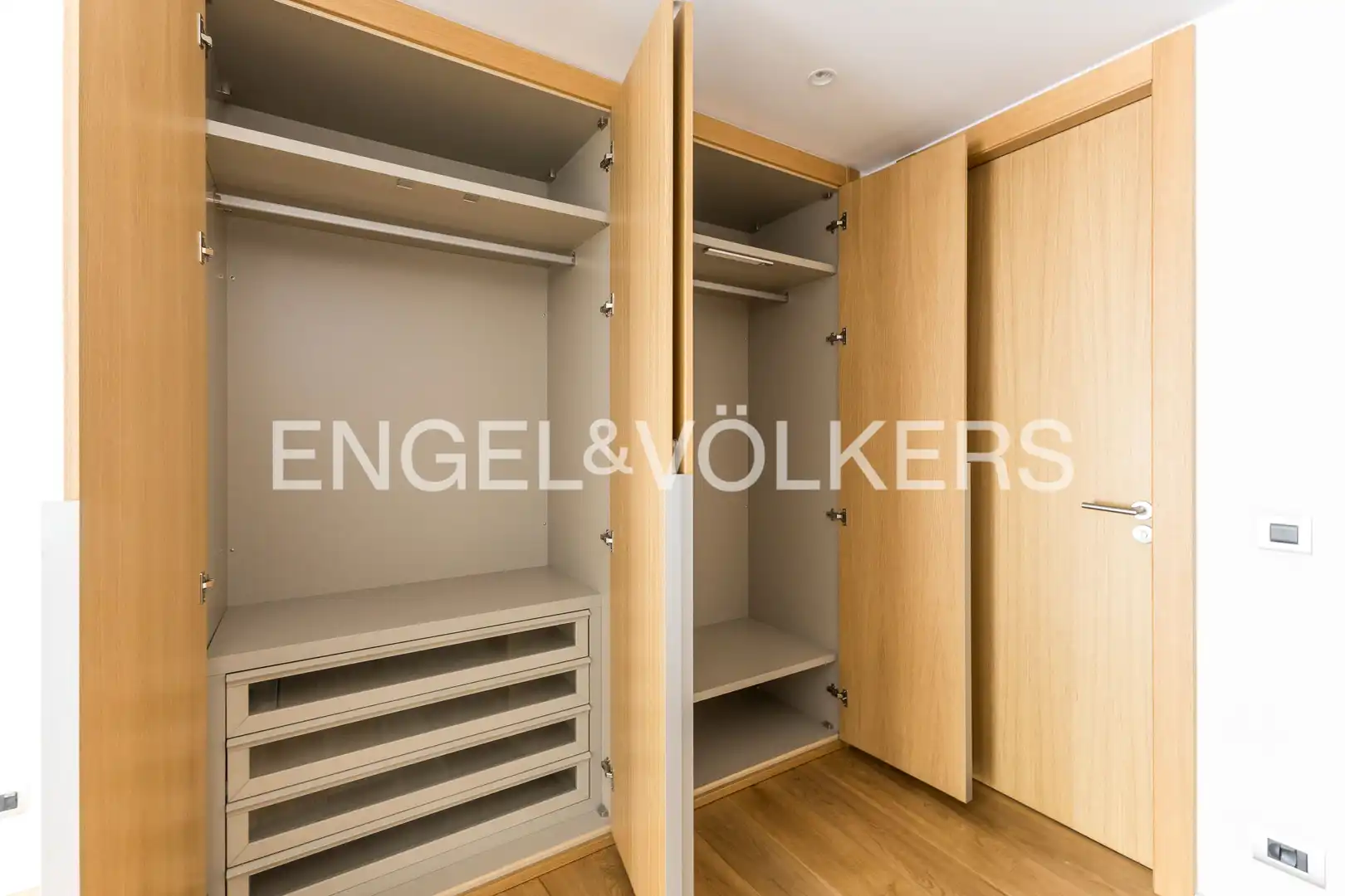 Bedroom of Flat for rent in Madrid  with Air Conditioner, Heating and Storage room