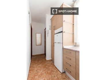 Appartamento con balcone in affitto a Centro